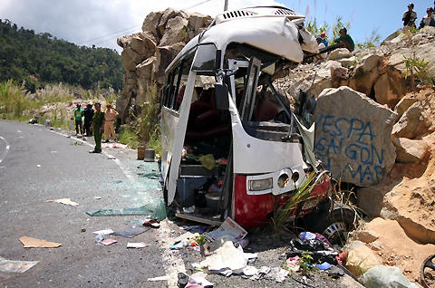 Chiếc xe khách bẹp dúm sau khi đâm vào vách núi.