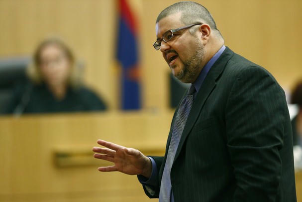 Luật sư đang bảo vệ cho  bị cáo trước tòa