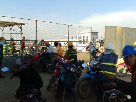 Công nhân đến làm việc phải đứng bên ngoài vì khu vực cháy đã bị hong tỏa.