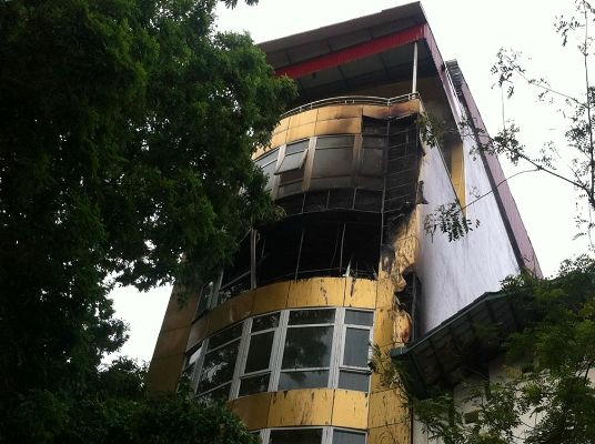 Tòa nhày xảy ra cháy trên tầng thượng
