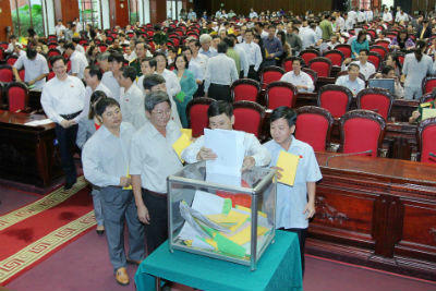 Chiều 10/6/2013, Quốc hội họp phiên toàn thể tại hội trường nghe báo cáo tổng hợp kết quả thảo luận ở Đoàn và báo cáo về các vấn đề có liên quan đến việc lấy phiếu tín nhiệm và người được lấy phiếu tín nhiệm, tiến hành bỏ phiếu tín nhiệm đối với các chức danh do Quốc hội bầu và phê chuẩn. Trong ảnh: Các ĐBQH bỏ phiếu tín nhiệm. Ảnh: TTXVN