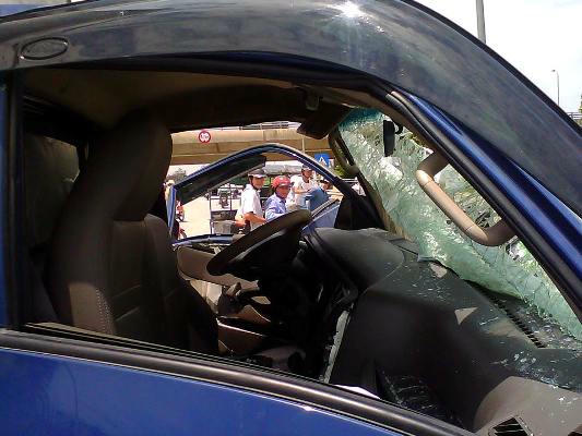 Đầu xe tải bị biến dạng do lực đâm khá mạnh