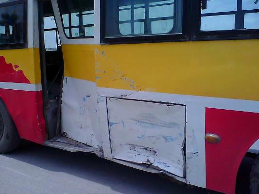 Sườn xe buýt cũng bị biến dạng không kém
