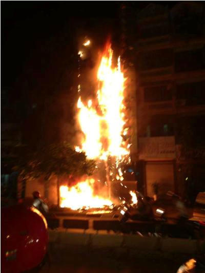 Chỉ trong phút chốc ngọn lửa bùng phát