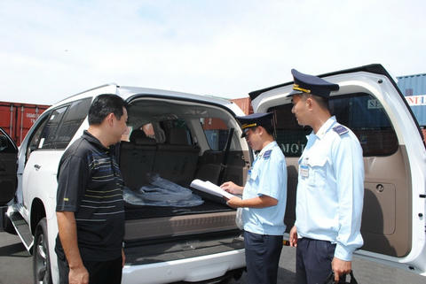 Theo thống kê của Cục Hải quan các tỉnh, thành phố, tính từ năm 2011 đến hết năm 2012, cả nước đã có trên 1.400 xe ô tô được nhập khẩu vào Việt Nam theo diện là tài sản di chuyển của Việt kiều hồi hương