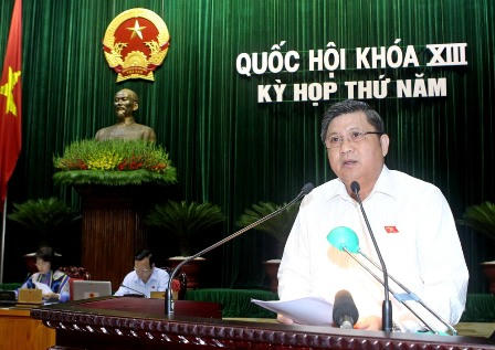 Ủy viên Ủy ban Thường vụ Quốc hội, Chủ nhiệm Ủy ban Kinh tế của Quốc hội Nguyễn Văn Giàu đọc Báo báo giải trình, chỉnh lý, tiếp thu ý kiến đóng góp về Luật đất đai (sửa đổi)