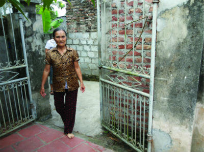 Bà Quyết với cái cổng tí hon