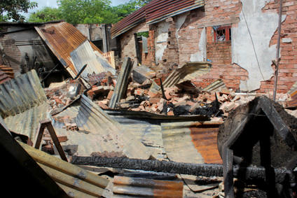 Căn nhà đổ sập hoàn toàn, vách nhà kế bên ảnh hường nghiêm trọng