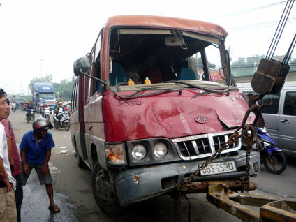 Xe khách va vào xe bồn khiến hàng chục  người hoảng loạn