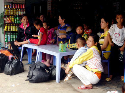 Nhiều vị khách may mắn thoát nạn chưa hết bàng hoàng trước sự cố