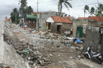 Nhiều nhà dân tại thị trấn Cát Hải bị triều cường, nước biển dâng tấn công khiến bị hỏng nặng