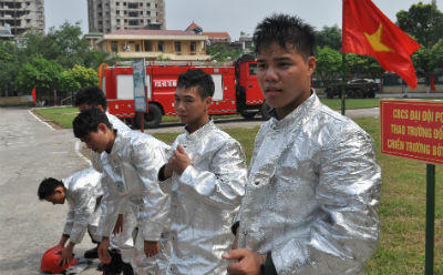 Đại đội đã được trang bị nhiều phương tiện chữa cháy hiện đại như: xe cứu hỏa, quần áo tráng bạc cách nhiệt, chống cháy