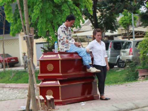 Sau một hồi được thuyết phục, người đàn ông này đã bỏ chiếc chăn ra khỏi người và thay quần áo nhưng vẫn ngồi trên quan tài nói chuyện với người thân.