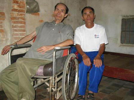 Ông Quang (bên phải) và người em trai bị tàn tật không có khả năng lao động