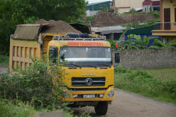 Xe tải của hãng Minh Thanh Phát chở đầy ắp cát, che đậy sơ sài xuất phát từ bãi cát cầu Yên Lệnh hướng QL 38 về Hà Nam