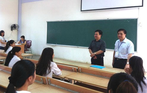 Vụ trưởng Giáo dục đại học Bùi Anh Tuấn (áo trắng) thị sát và dặn dò thí sinh trước kỳ thi.