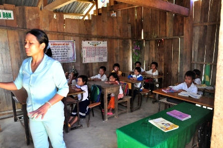 Vẫn còn rất nhiều giáo viên công tác ở miền núi dư năm công tác vẫn chưa luân chuyển về được đồng bằng. 