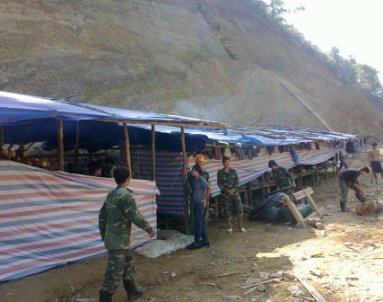 Đội quân và lán trại khai thác vàng của DN Long Khánh