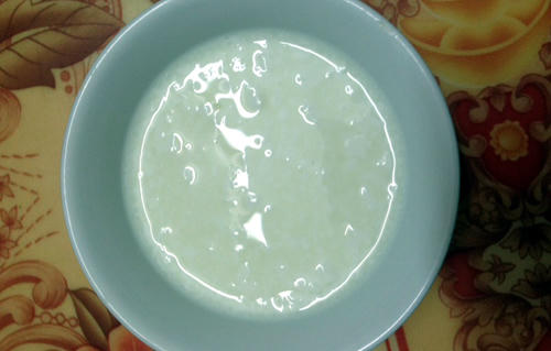  Sữa đổ ra bát thấy rõ biểu hiện vón cục, lên men.