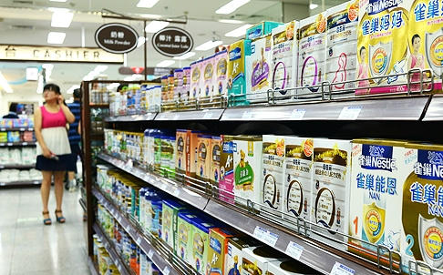 Sữa trẻ em được bày bán tại siêu thị ở Trung Quốc.