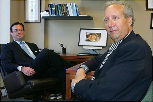 Roy Langbord (phải) - cháu ngoại của Israel Switt - và luật sư của gia đình