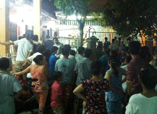 Hàng trăm người đứng nghẹt trước dãy nhà trọ theo dõi cảnh sát khám nghiệm hiện trường. Ảnh: An Nhơn