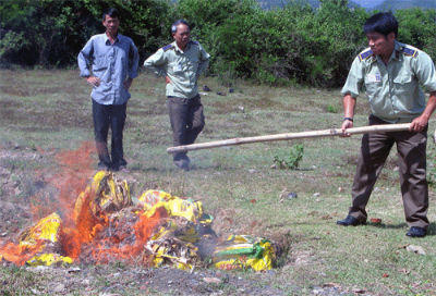 Cơ quan Quản lý thị trường tỉnh Đồng Tháp tổ chức tiêu hủy phân bón giả