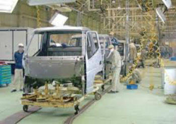 Lắp ráp sản phẩm tại Nhà máy Ô tô VEAM. Ảnh: MH