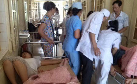 Các du khách điều trị tại bệnh viện sau vụ ngộ độc.