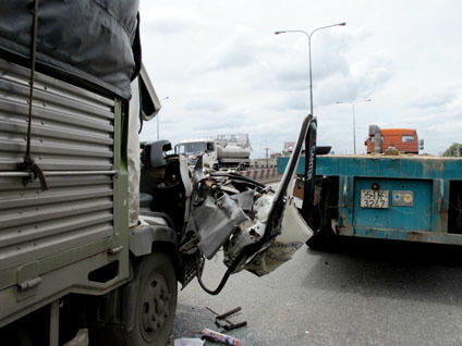 Không giữ khoảng cách, xe tải đâm mạnh vào container 