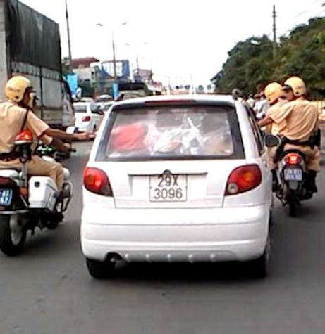 Phải rất vất vả CSGT mới dừng được xe của Khuê lại