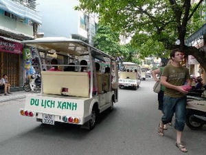 Du lịch trong phố cổ Hà Nội.