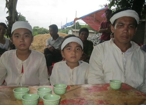 Anh Hạnh và hai con gái đau xót trước cái chết bất thường của chị Nga. Ảnh: Lê Hoàng.