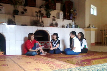 “Cô” đang phán vận mệnh cho các “tín đồ”.  