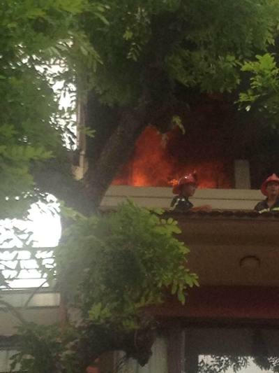 Lính cứu hỏa nỗ lực dập tắt đám cháy.