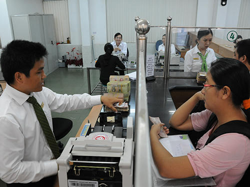 Các chuyên gia cho rằng thời điểm này, người dân nên tạm thời gửi tiền vào ngân hàng Ảnh: HỒNG THÚY