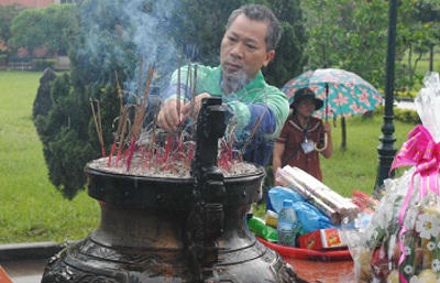 Đoàn Báo Pháp luật Việt Nam do TS Đào Văn Hội dẫn đầu dâng hương tại Thành cổ Quảng Trị