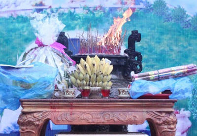 Bát hương bùng lên ngọn lửa linh thiêng...