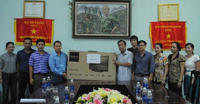 Tặng quà Sở Tư pháp Quảng Trị