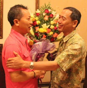 Tổng Biên tập Đào Văn Hội chúc mừng tân Giám đốc Sở Tư pháp Nghệ An Hoàng Quốc Hào