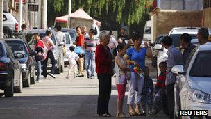 Người dân đổ xuống đường khi xảy ra động đất. 