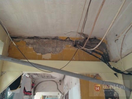 Từ trần nhà, hành lang, cầu thang, lan can đang rạn nứt, những mãng của trần nhà có thể rơi bất thình lình.
