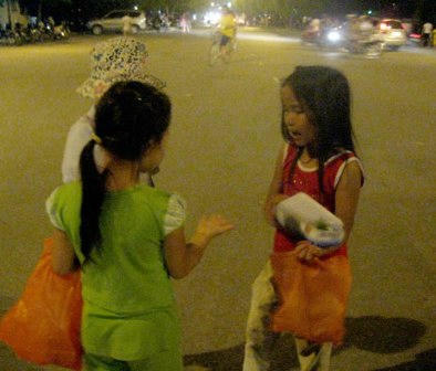 Những đứa trẻ lang thang hàng đêm ở Văn Quán