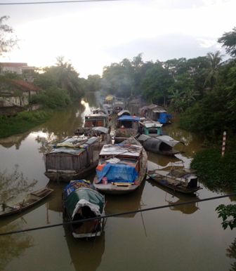 Cuộc sống khó khăn là vậy nhưng người dân xóm chài vẫn lặng lẽ sống và tương trợ lẫn nhau. Đặc biệt các ngư dân ở đây luôn luôn tuân thủ pháp luật, cụ thể là chưa có một sự việc đáng tiếc nào xảy ra trên xóm chài nghèo kể từ khi cuộc sống hiện hữu ở đây.