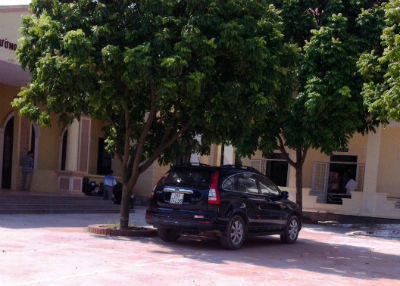 Xe hơi sang trọng của lãnh đạo, cán bộ xã Minh Phú