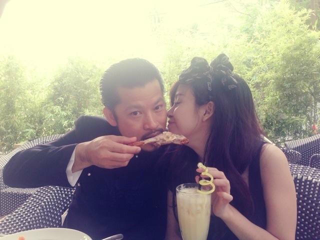 Doanh nhân Hùng Cửu Long thân mật với bà Tưng đã gây được sự xôn xao từ phía cộng đồng mạng và các trang báo.