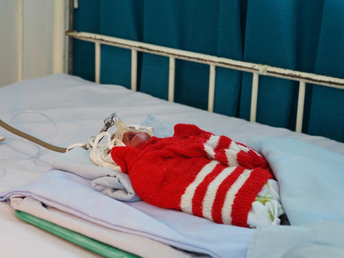 Bé sơ sinh đang được điều trị tại Bệnh viện Nhi Quảng Nam. Ảnh: Th. Phương