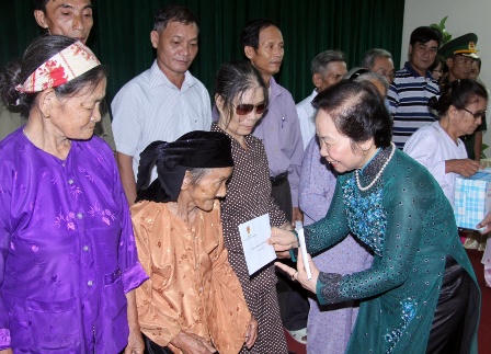 Phó chủ tịch nước Nguyễn Thị Doan tặng quà các bà mẹ Việt Nam anh hùng