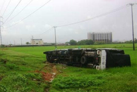 Xe tải lật nhào xuống ruộng vào đêm 07/08