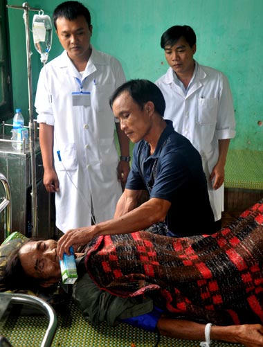 Sau 40 năm xa cách, anh Tri mới được trực tiếp chăm sóc cho cha mình. Ảnh: Trí Tín.